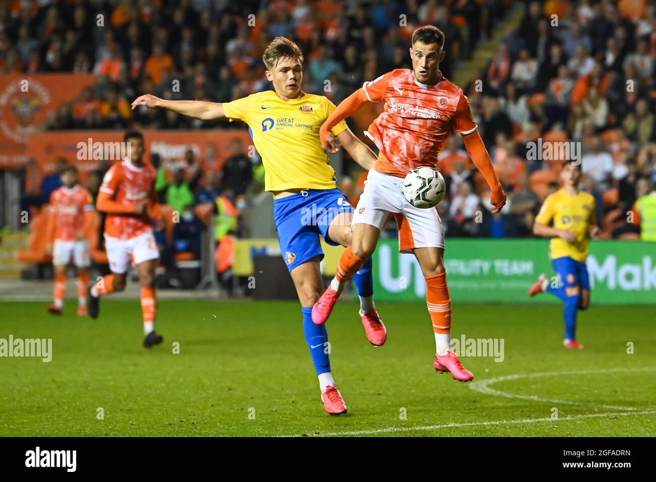 Jerry Yates #9 di Blackpool batte per la palla con Callum Doyle #6 di Sunderland Foto Stock