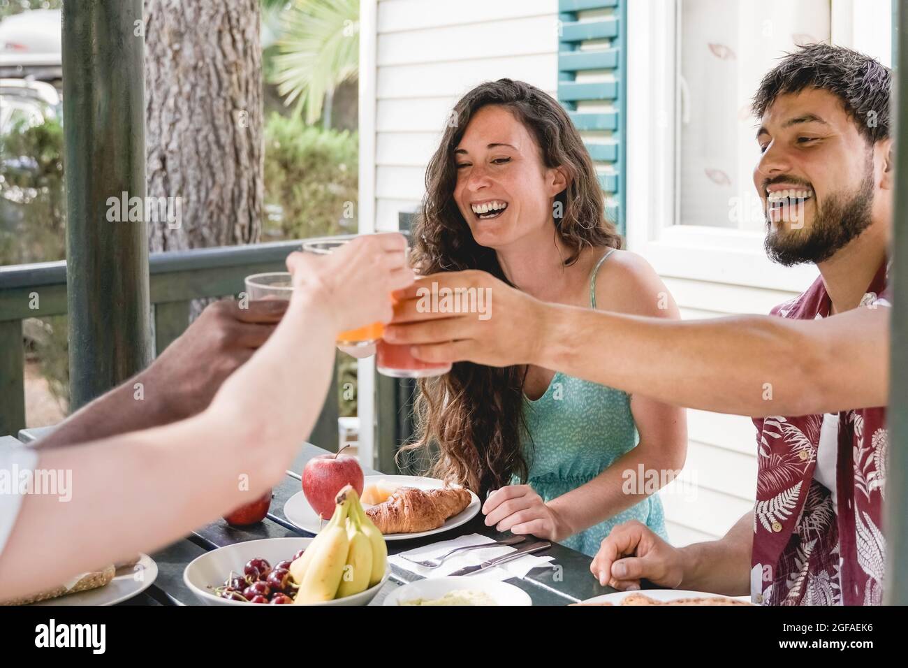 Persone multirazziali fare sana prima colazione picnic partito avendo divertimento mangiare e bere succo di campagna casa fattoria - gioia e amici vita stile ou Foto Stock