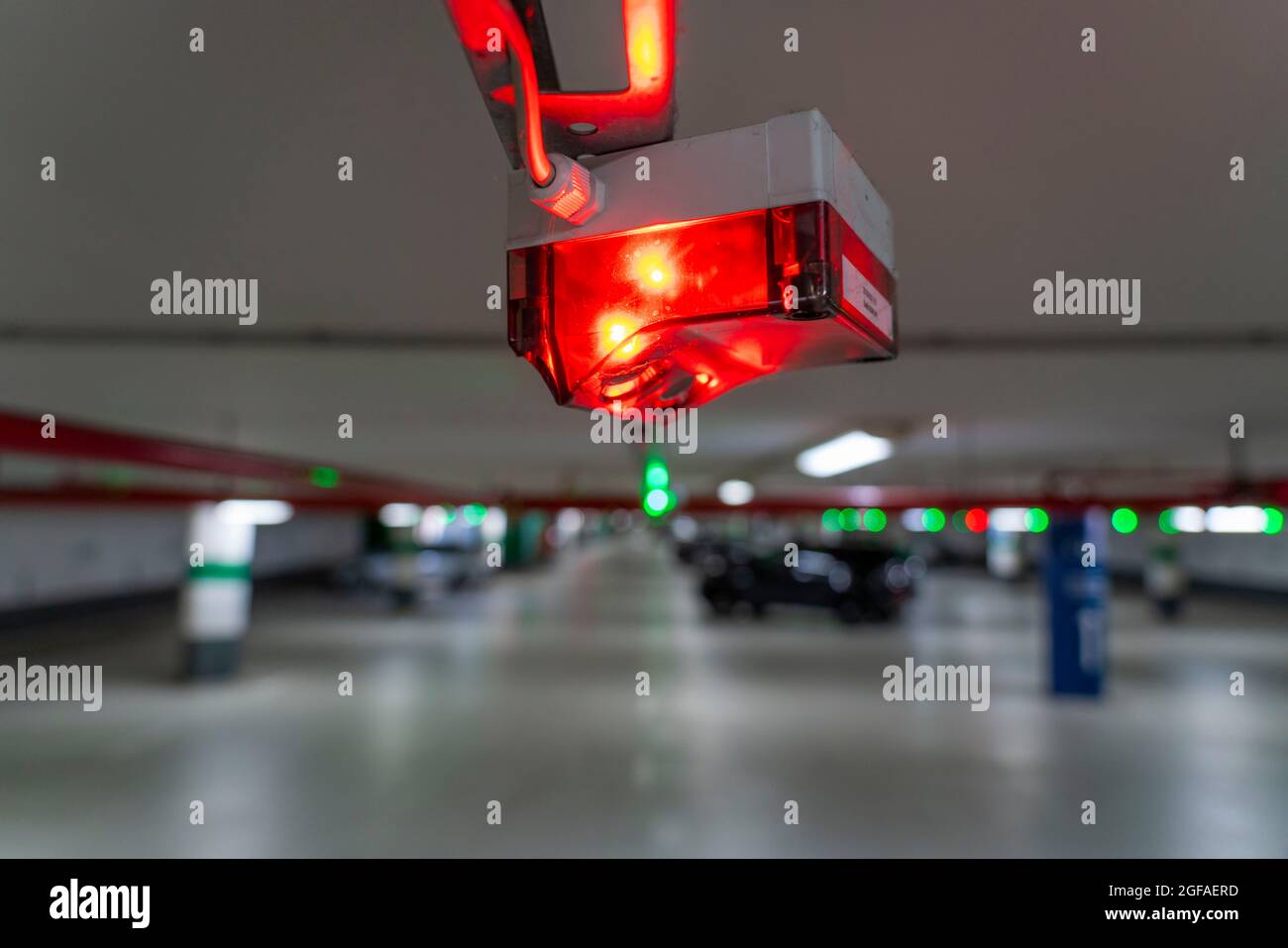 I parcheggi sotterranei, i parcheggi, le luci rosse o verdi sul soffitto mostrano ai conducenti se uno spazio di parcheggio è libero o occupato, e quindi misurano anche t Foto Stock