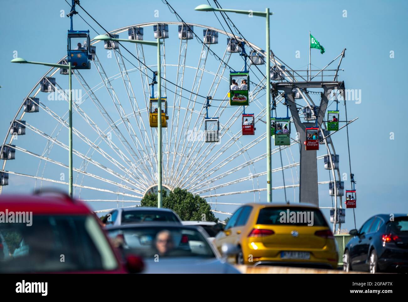 Funivia del Reno, cabina sopra il Reno, ruota panoramica allo zoo, traffico automobilistico sul ponte dello zoo, Colonia, NRW, Germania, Foto Stock