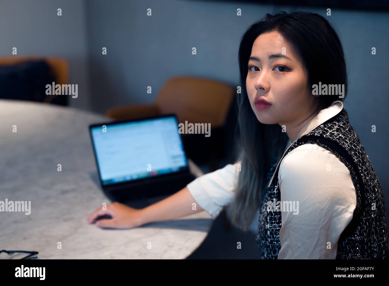 Giovani scienziati asiatici dei dati che lavorano sul notebook Foto Stock