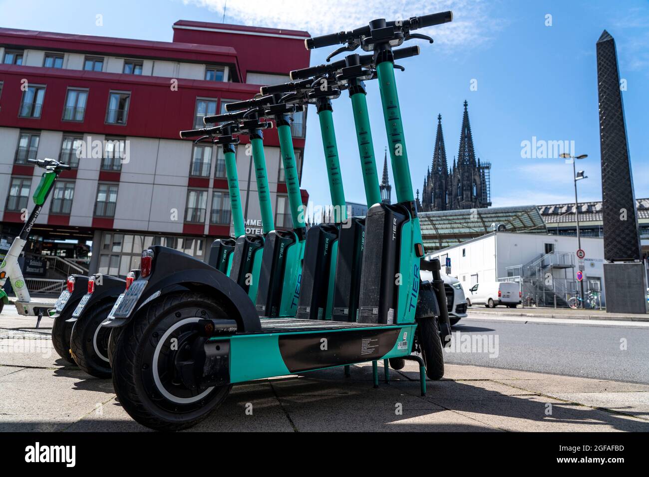 Gli scooter elettrici sono parcheggiati in gran numero su Breslauer Platz, di fronte alla stazione ferroviaria principale di Colonia, area parcheggio legale, in parte indicata da Foto Stock