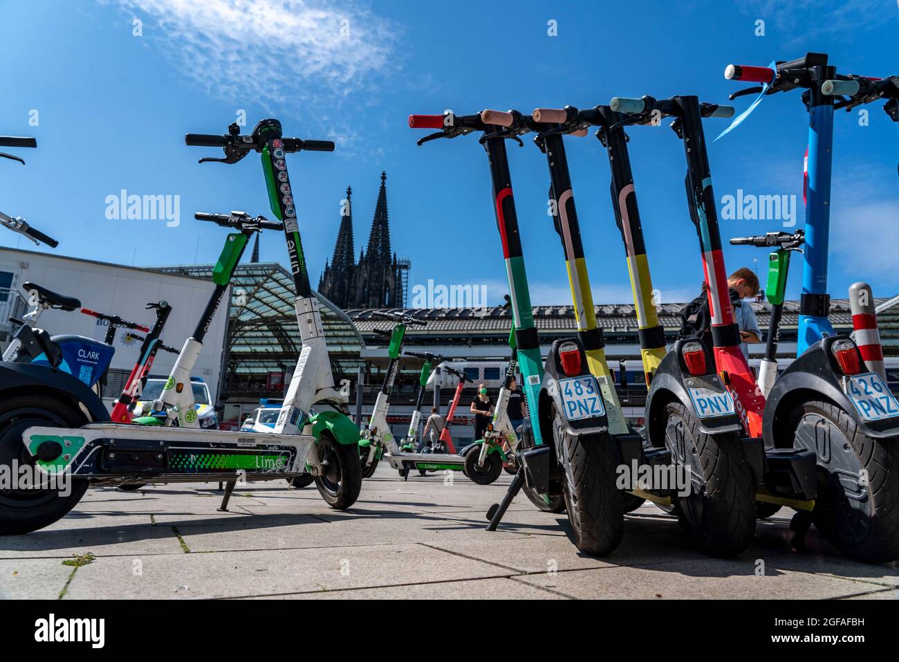 Gli scooter elettrici sono parcheggiati in gran numero su Breslauer Platz, di fronte alla stazione ferroviaria principale di Colonia, area parcheggio legale, in parte indicata da Foto Stock