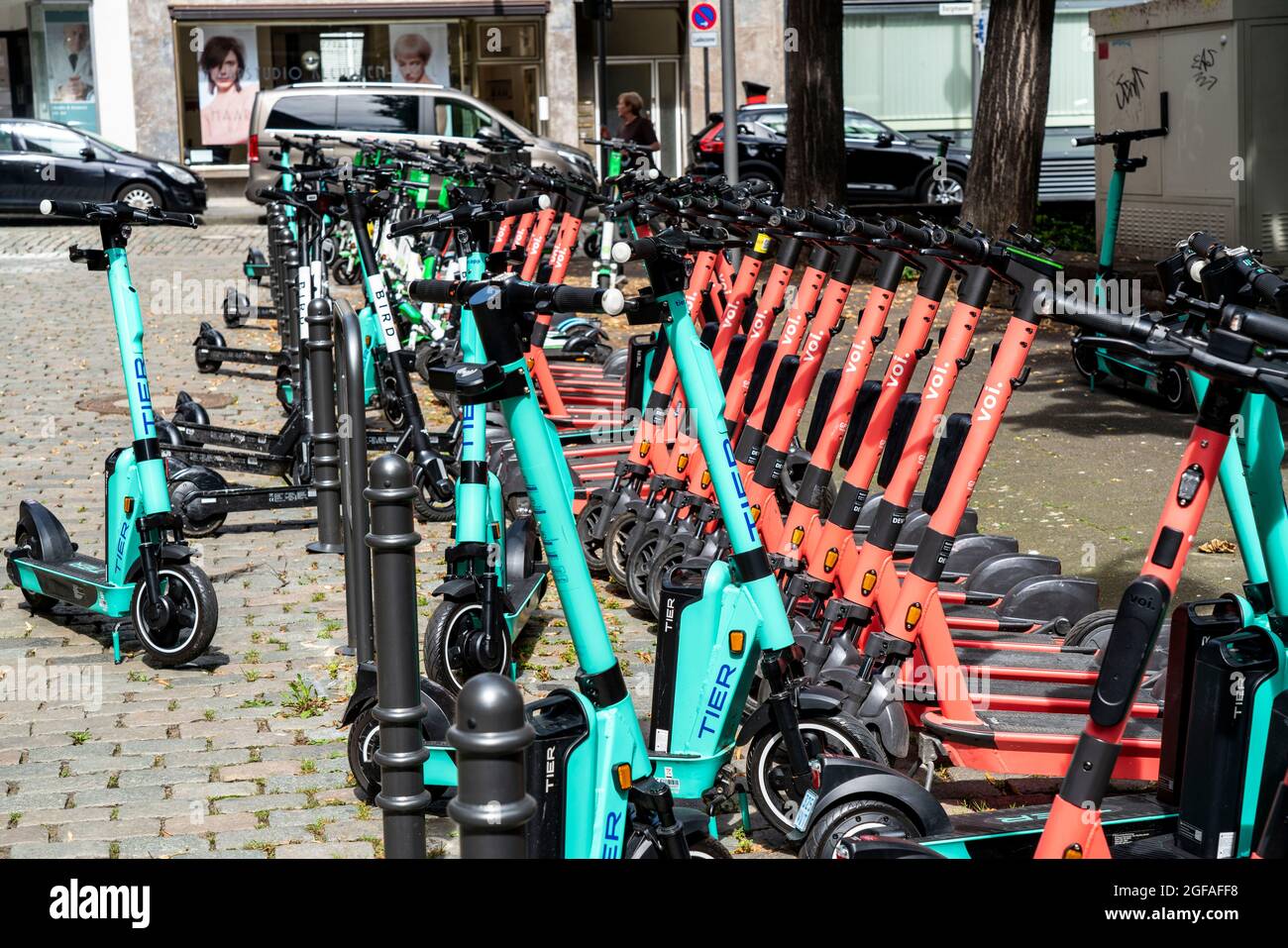 Elektroscooter, e-Roller Stehen a großer Anzahl, an der Street Burgmauer, di fronte alla Cattedrale di Colonia, area parcheggio legale, in parte designato da sig Foto Stock