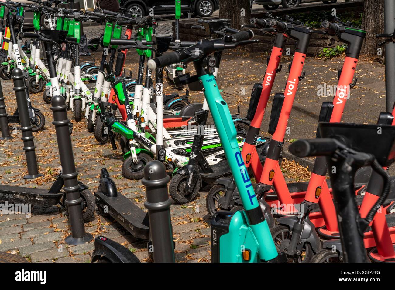 Elektroscooter, e-Roller Stehen a großer Anzahl, an der Street Burgmauer, di fronte alla Cattedrale di Colonia, area parcheggio legale, in parte designato da sig Foto Stock