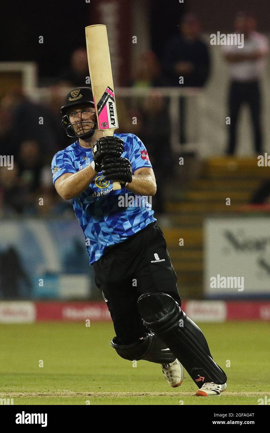 CHESTER LE STREET, REGNO UNITO. IL 24 AGOSTO Luke Wright di Sussex si schiaccia durante la partita Vitality T20 Blast tra lo Yorkshire County Cricket Club e il Sussex County Cricket Club presso Emirates Riverside, Chester le Street martedì 24 agosto 2021. (Credit: Will Matthews | MI News) Credit: MI News & Sport /Alamy Live News Foto Stock