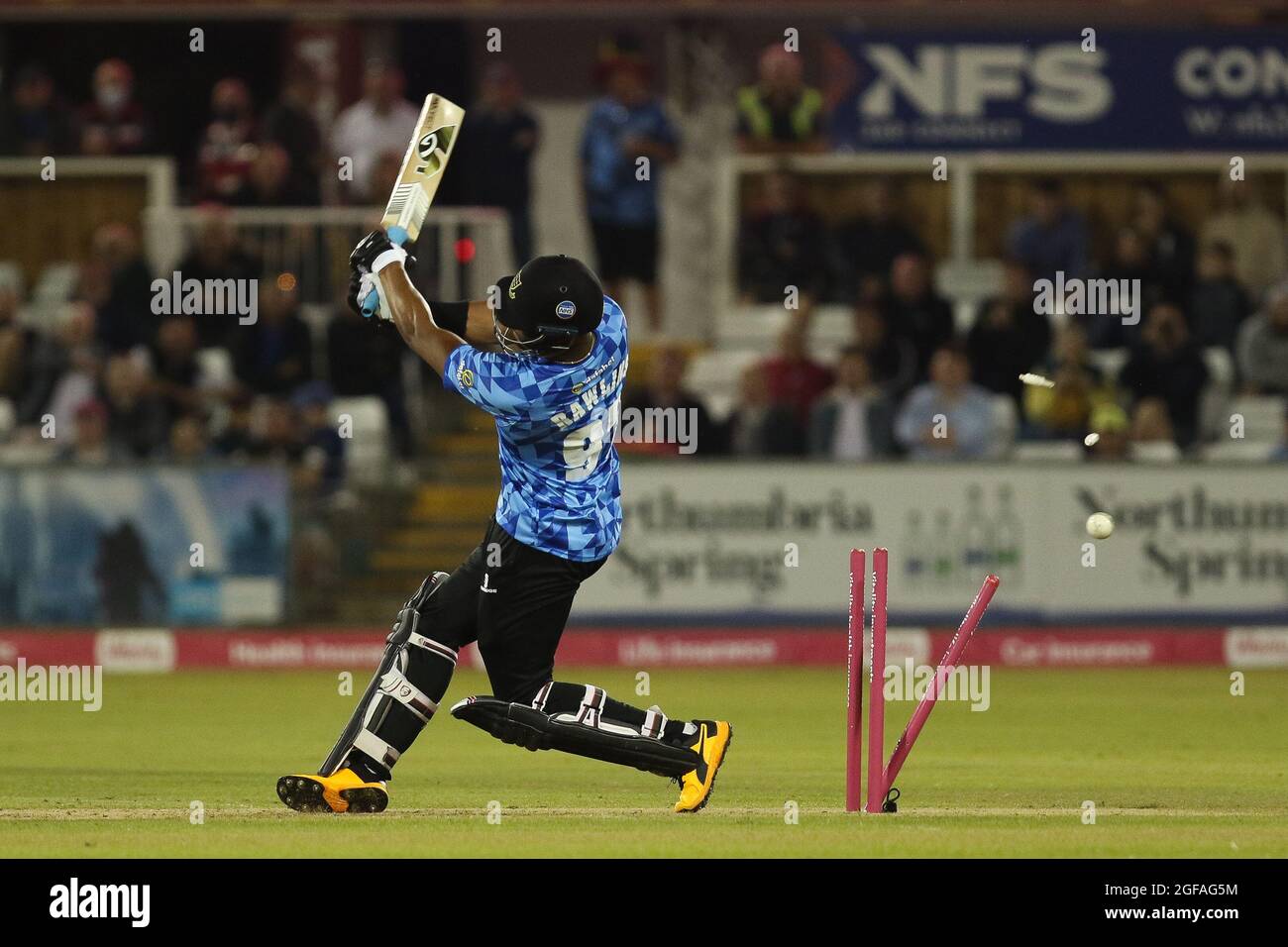 CHESTER LE STREET, REGNO UNITO. IL 24 AGOSTO Delray Rawlins di Sussex si è inchinato durante la partita di Vitaliality T20 Blast tra lo Yorkshire County Cricket Club e il Sussex County Cricket Club a Emirates Riverside, Chester le Street martedì 24 agosto 2021. (Credit: Will Matthews | MI News) Credit: MI News & Sport /Alamy Live News Foto Stock