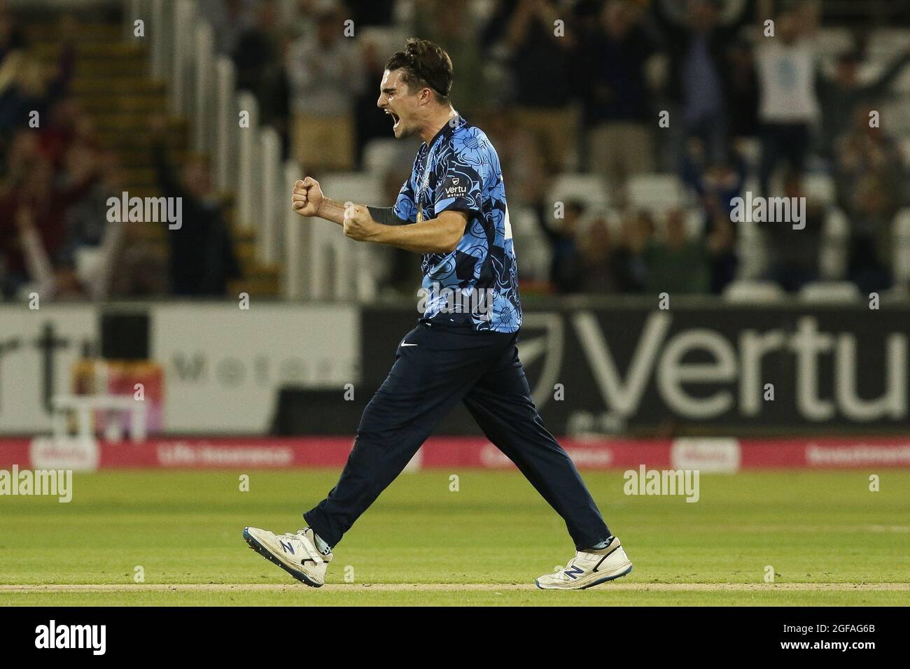 CHESTER LE STREET, REGNO UNITO. IL 24 AGOSTO il Jordan Thompson dello Yorkshire celebra un wicket durante la partita Vitality T20 Blast tra lo Yorkshire County Cricket Club e il Sussex County Cricket Club presso Emirates Riverside, Chester le Street martedì 24 agosto 2021. (Credit: Will Matthews | MI News) Credit: MI News & Sport /Alamy Live News Foto Stock