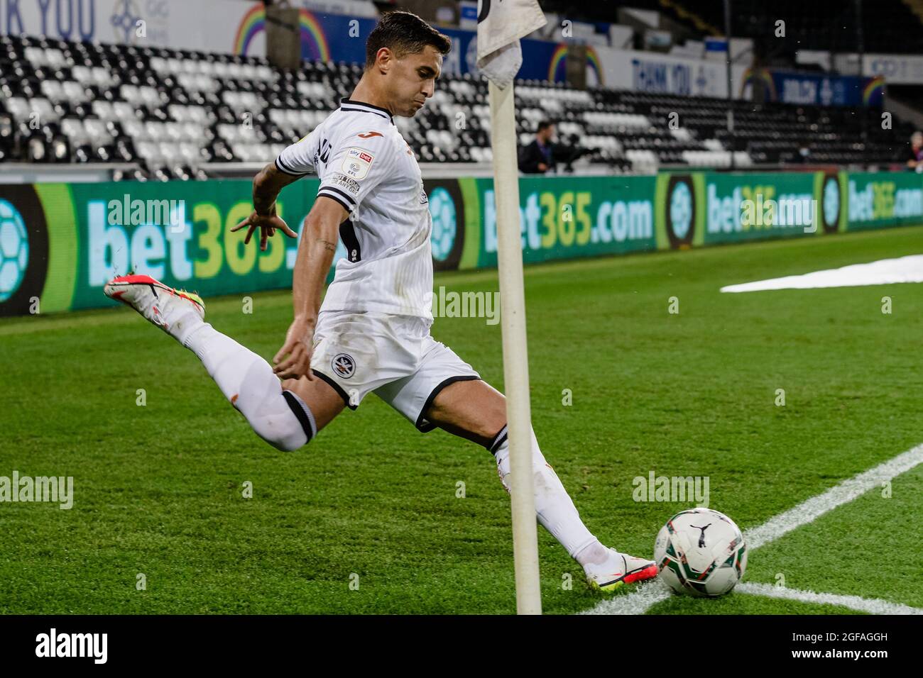 SWANSEA, GALLES - 24 AGOSTO 2021:Yan Dhana di Swansea City durante la seconda tappa della Coppa Carabao tra Swansea City e Plymouth Argyle al Liberty Stadium, martedì 24 agosto 2021. Credit: John Smith/Alamy Live News Foto Stock