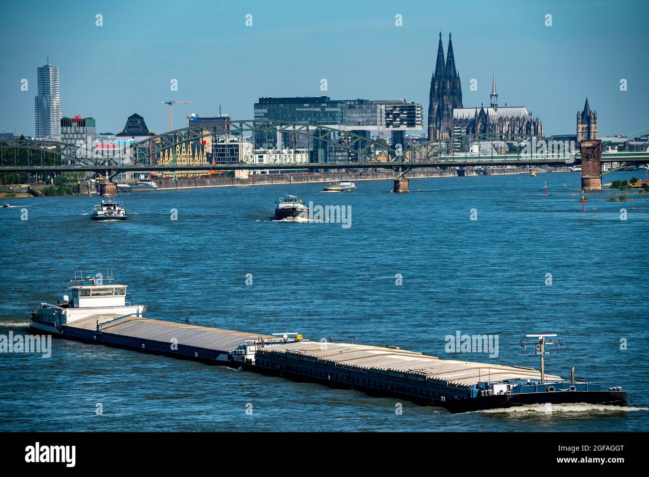 Gru, presso il porto doganale, Colonia Sud, edifici residenziali e uffici, navi da carico, Cattedrale di Colonia, ponte ferroviario South Bridge, C. Foto Stock