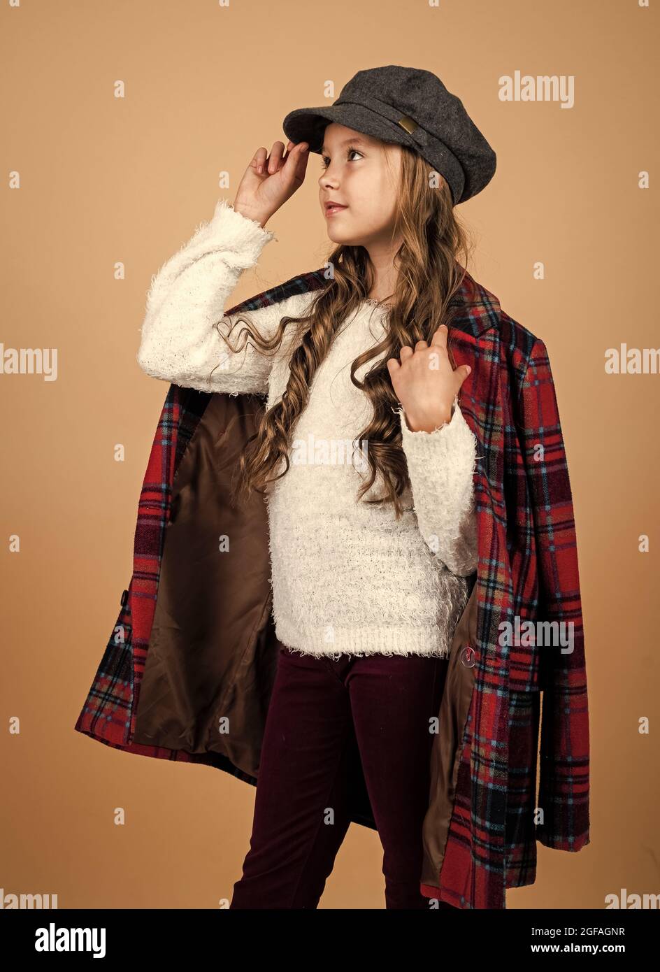 ragazza adolescente in giacca a scacchi. infanzia felice. bellezza e moda.  allegro bambino parigino ha una lunga acconciatura. elegante bambino  indossare berretto francese alla moda Foto stock - Alamy