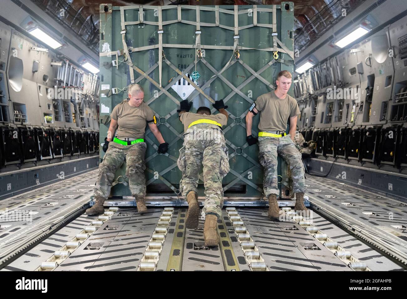 Il personale delle forze aeree degli Stati Uniti assegnato al 317th Airlift Squadon, 315th Airlift Wing, Joint base Charleston, Carolina del Sud, sostiene il 17 agosto 2021 il disimpegno dell'Afghanistan. La 315a Ala Airlift inviò un aereo C-17 Globemaster per il trasporto di aiuti al ritiro da Kabul, Afghanistan. Credito obbligatorio: Donald R. Allen/US Air Force via CNP Foto Stock