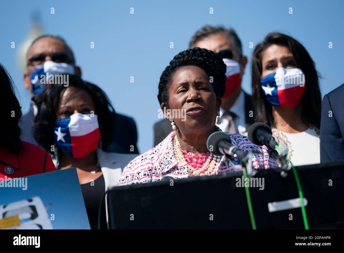 Washington, Vereinigte Staaten. 24 agosto 2021. Il rappresentante degli Stati Uniti Sheila Jackson Lee (democratico del Texas), parla ai giornalisti come la Camera discute il John Lewis Voting Rights Act al di fuori del Campidoglio degli Stati Uniti martedì 24 agosto 2021 a Washington, DC credito: Alex Edelman/CNP/dpa/Alamy Live News Foto Stock