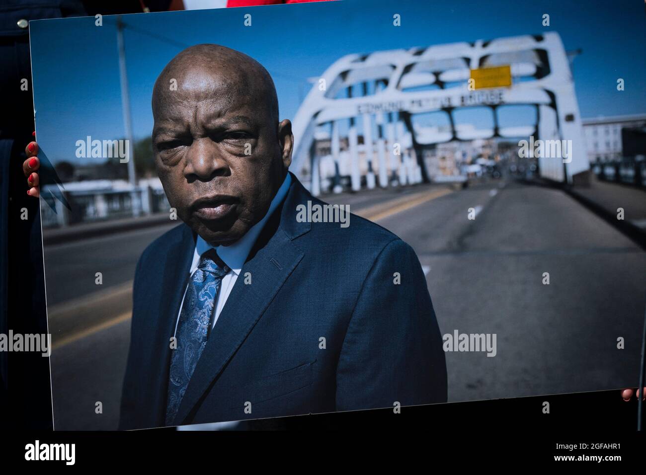 Washington, Vereinigte Staaten. 24 agosto 2021. Il rappresentante della Camera degli Stati Uniti Terri Sewell, democratico dell'Alabama tiene un manifesto del rappresentante americano ritardato John Lewis (democratico della Georgia) mentre il rappresentante degli Stati Uniti Sheila Jackson Lee (democratico del Texas) parla ai reporter mentre la Camera discute il John Lewis voting Rights Act fuori del Campidoglio degli Stati Uniti martedì, 24 agosto 2021 a Washington, DC Credit: Alex Edelman/CNP/dpa/Alamy Live News Foto Stock