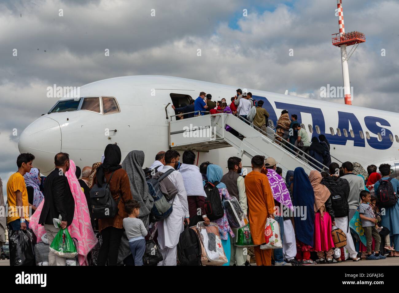 Ramstein Miesenbach, Germania. 24 agosto 2021. I rifugiati afghani salgono a bordo di un aereo commerciale Atlas Air per il trasferimento negli Stati Uniti dopo l'evacuazione da Kabul alla base aerea di Ramstein il 24 agosto 2021 a Ramstein-Miesenbach, Germania. Il Pentagono ha richiamato 18 aerei civili da compagnie aeree United Airlines, American Airlines, Delta Air, Atlas Air e Hawaiian ai sensi della legge sulla flotta aerea della Riserva civile per assistere nel trasferimento degli evacuati nell'ambito dell'operazione Allees Refuge. Credit: Planetpix/Alamy Live News Foto Stock