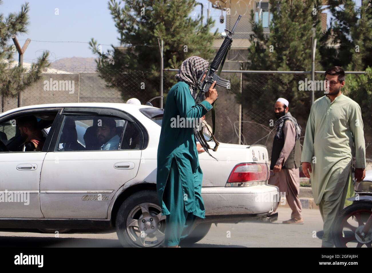 Kabul, Afghanistan. 24 agosto 2021. I combattenti talebani si trovano al di fuori dell'aeroporto internazionale Hamid Karzai durante un'evacuazione all'aeroporto di Kabul, Afghanistan, martedì, agosto. 24, 2021. Foto di Bashir Darwish/ Credit: UPI/Alamy Live News Foto Stock