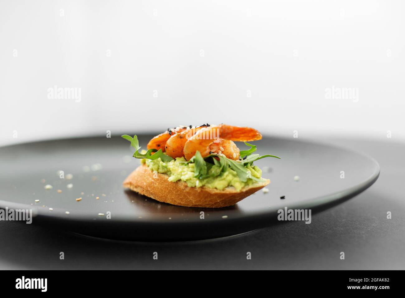 Bruschetta con avocado e frutti di mare, sandwich di gamberi su un piatto del buffet Foto Stock