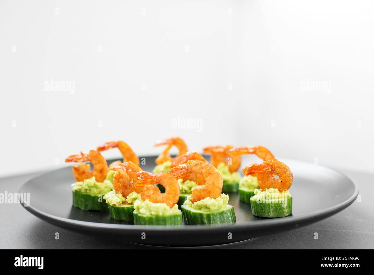 Bruschetta con avocado e frutti di mare, sandwich di gamberi su un piatto del buffet Foto Stock