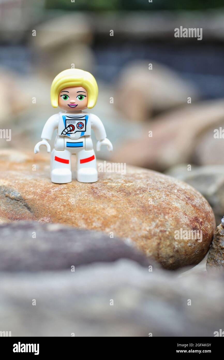 GREENVILLE, STATI UNITI D'AMERICA - 31 luglio 2021: Un colpo verticale di un personaggio giocattolo dell'astronauta Lego su uno sfondo sfocato Foto Stock