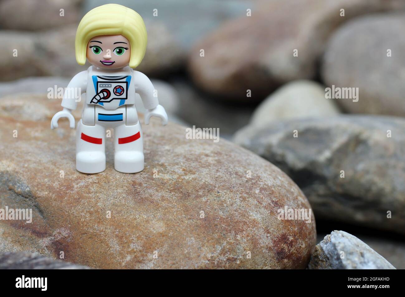 GREENVILLE, STATI UNITI - 31 luglio 2021: Un primo piano di un personaggio giocattolo dell'astronauta Lego su sfondo sfocato Foto Stock