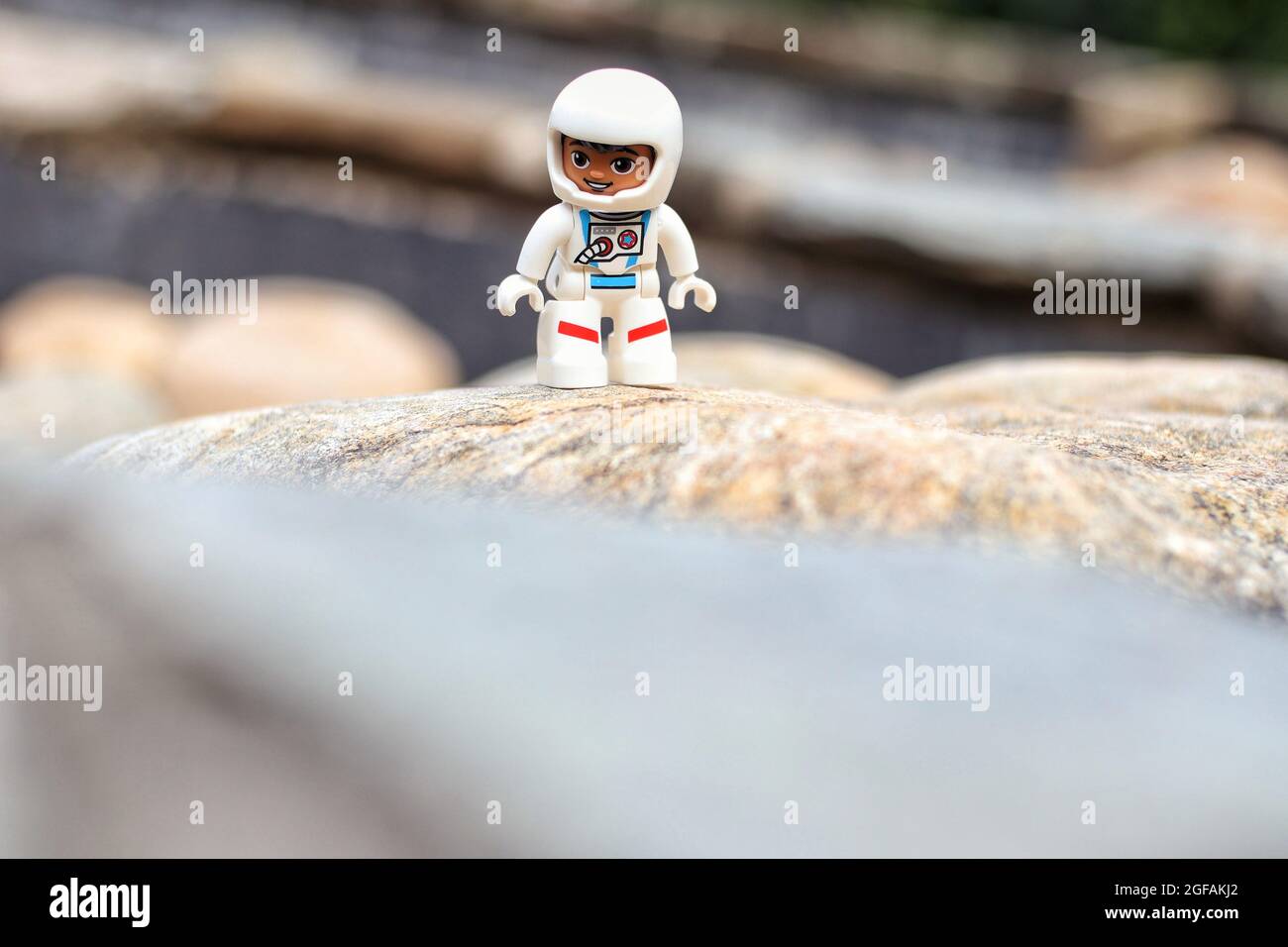 GREENVILLE, STATI UNITI - 31 luglio 2021: Un primo piano di un personaggio giocattolo dell'astronauta Lego su sfondo sfocato Foto Stock