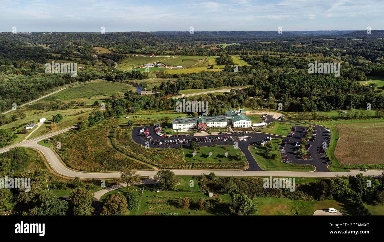 Vista aerea del quartier generale della Organic Valley alimentata a energia solare e della circostante area naturale statale della Kickapoo Valley Reserve a Lafarge, Wisconsin, USA Foto Stock