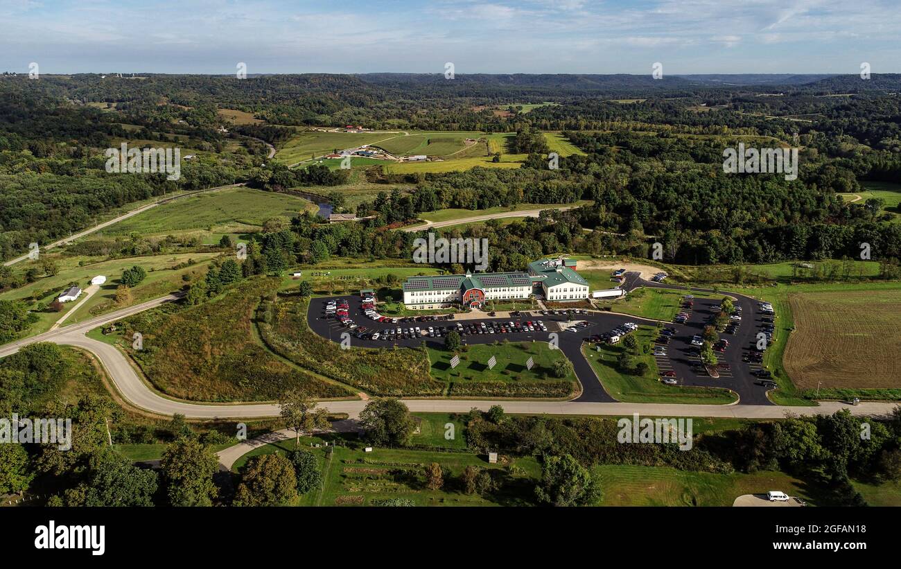 Vista aerea del quartier generale della Organic Valley alimentata a energia solare e della circostante area naturale statale della Kickapoo Valley Reserve a Lafarge, Wisconsin, USA Foto Stock
