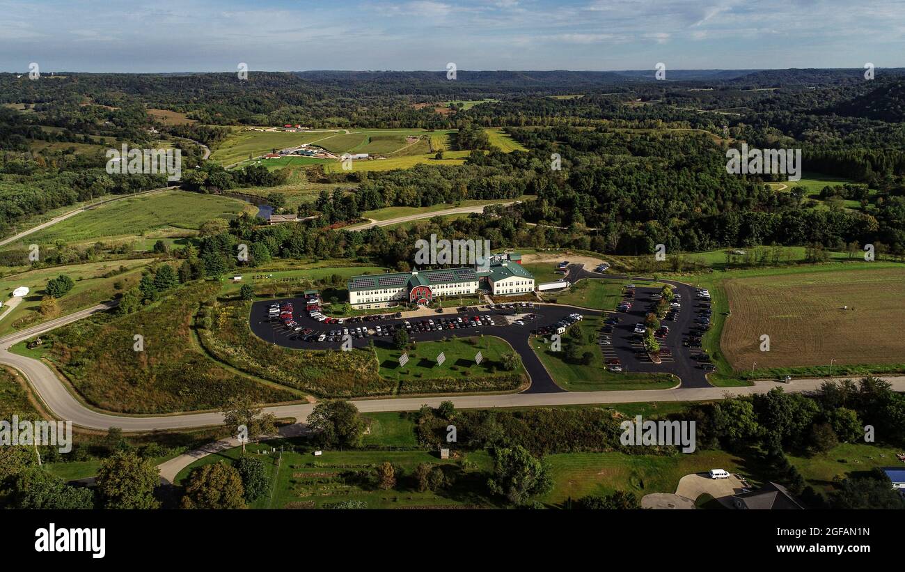 Vista aerea del quartier generale della Organic Valley alimentata a energia solare e della circostante area naturale statale della Kickapoo Valley Reserve a Lafarge, Wisconsin, USA Foto Stock