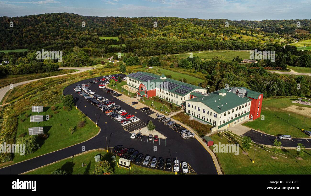 Vista aerea del quartier generale della Organic Valley alimentata a energia solare e della circostante area naturale statale della Kickapoo Valley Reserve a Lafarge, Wisconsin, USA Foto Stock