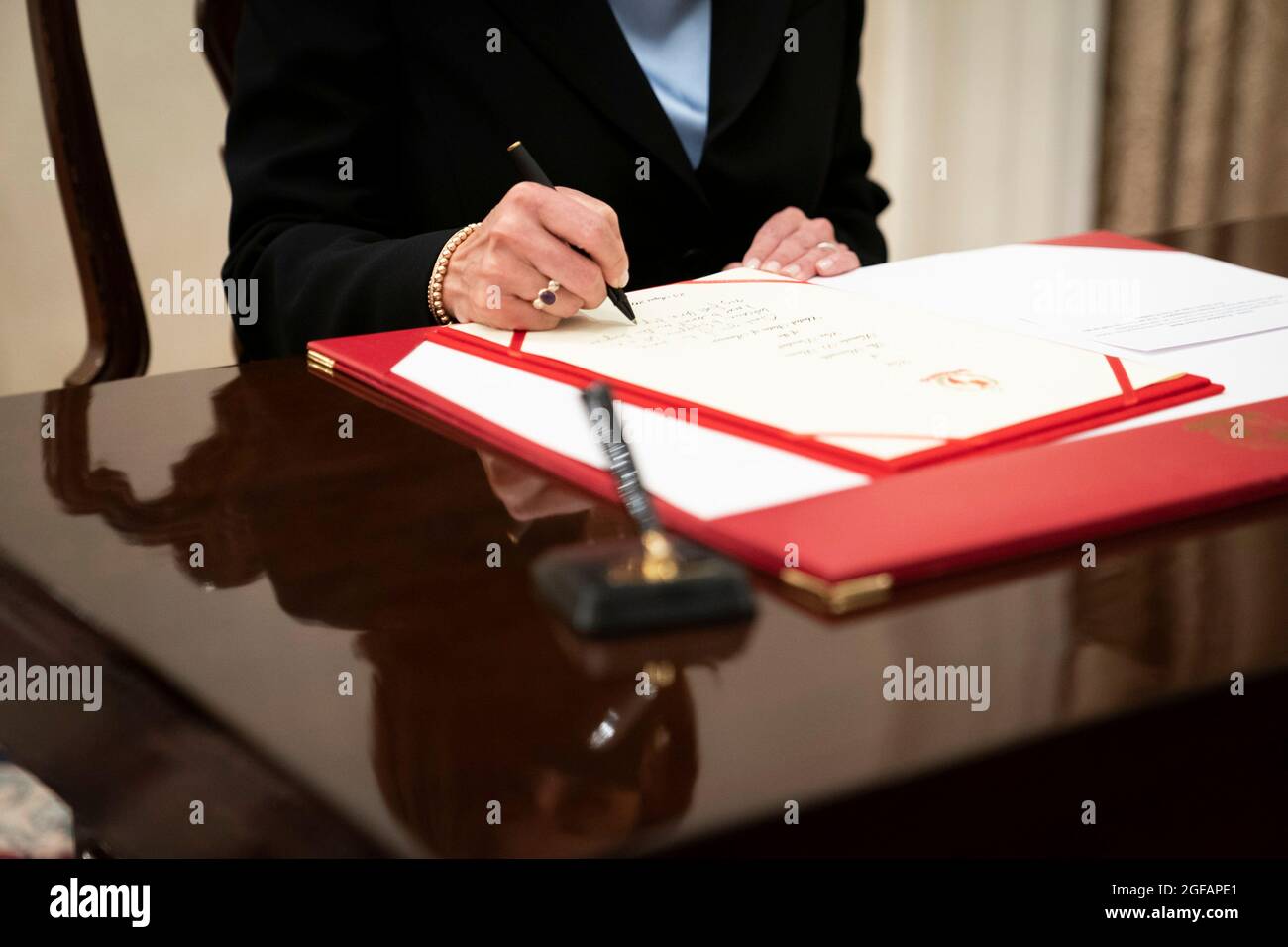 Singapore, Singapore. 23 Agosto 2021. Il Vice Presidente degli Stati Uniti Kamala Harris firma il libro degli ospiti prima di incontrare il primo Ministro Lee Hsien Loong al Palazzo Presidenziale il 23 agosto 2021 a Singapore. Harris è a Singapore in una visita multi-nazione attraverso l'Asia. Credit: Planetpix/Alamy Live News Foto Stock