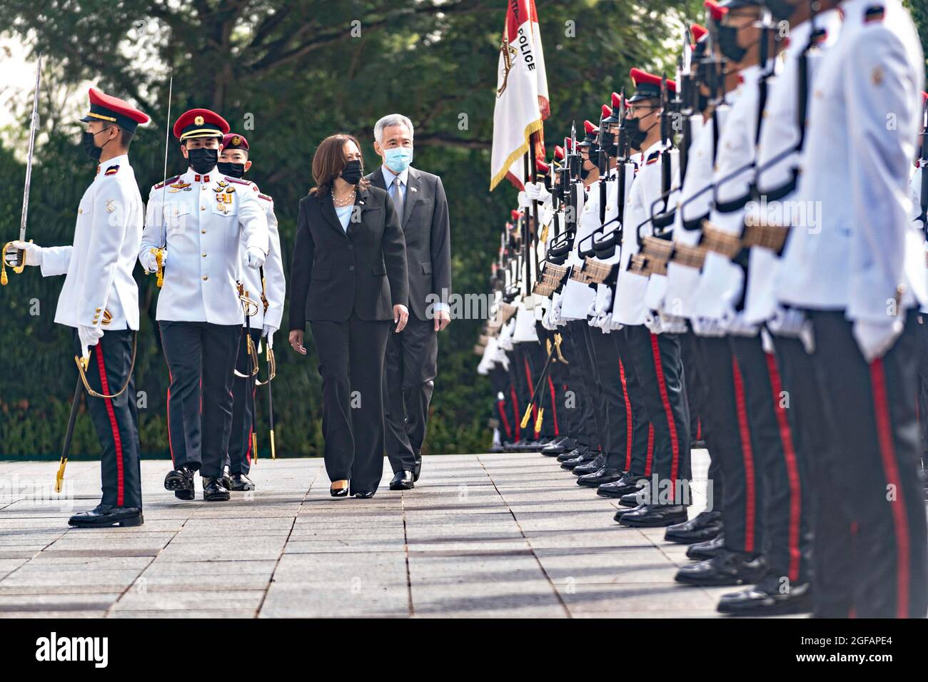 Singapore, Singapore. 23 Agosto 2021. Il Vice Presidente degli Stati Uniti Kamala Harris, a sinistra, esamina le truppe scortate dal primo Ministro di Singapore Lee Hsien Loong al Palazzo Presidenziale il 23 agosto 2021 a Singapore. Harris è a Singapore in una visita multi-nazione attraverso l'Asia. Credit: Planetpix/Alamy Live News Foto Stock
