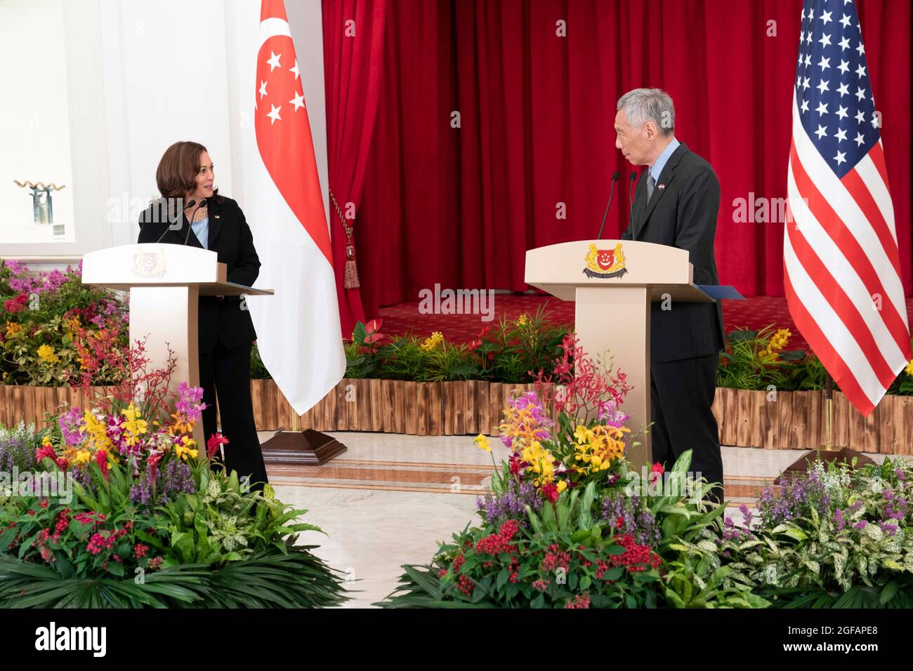 Singapore, Singapore. 23 Agosto 2021. Il Vice Presidente degli Stati Uniti Kamala Harris, a sinistra, tiene una conferenza stampa congiunta con il primo Ministro di Singapore Lee Hsien Loong al Palazzo Presidenziale il 23 agosto 2021 a Singapore. Harris è a Singapore in una visita multi-nazione attraverso l'Asia. Credit: Planetpix/Alamy Live News Foto Stock