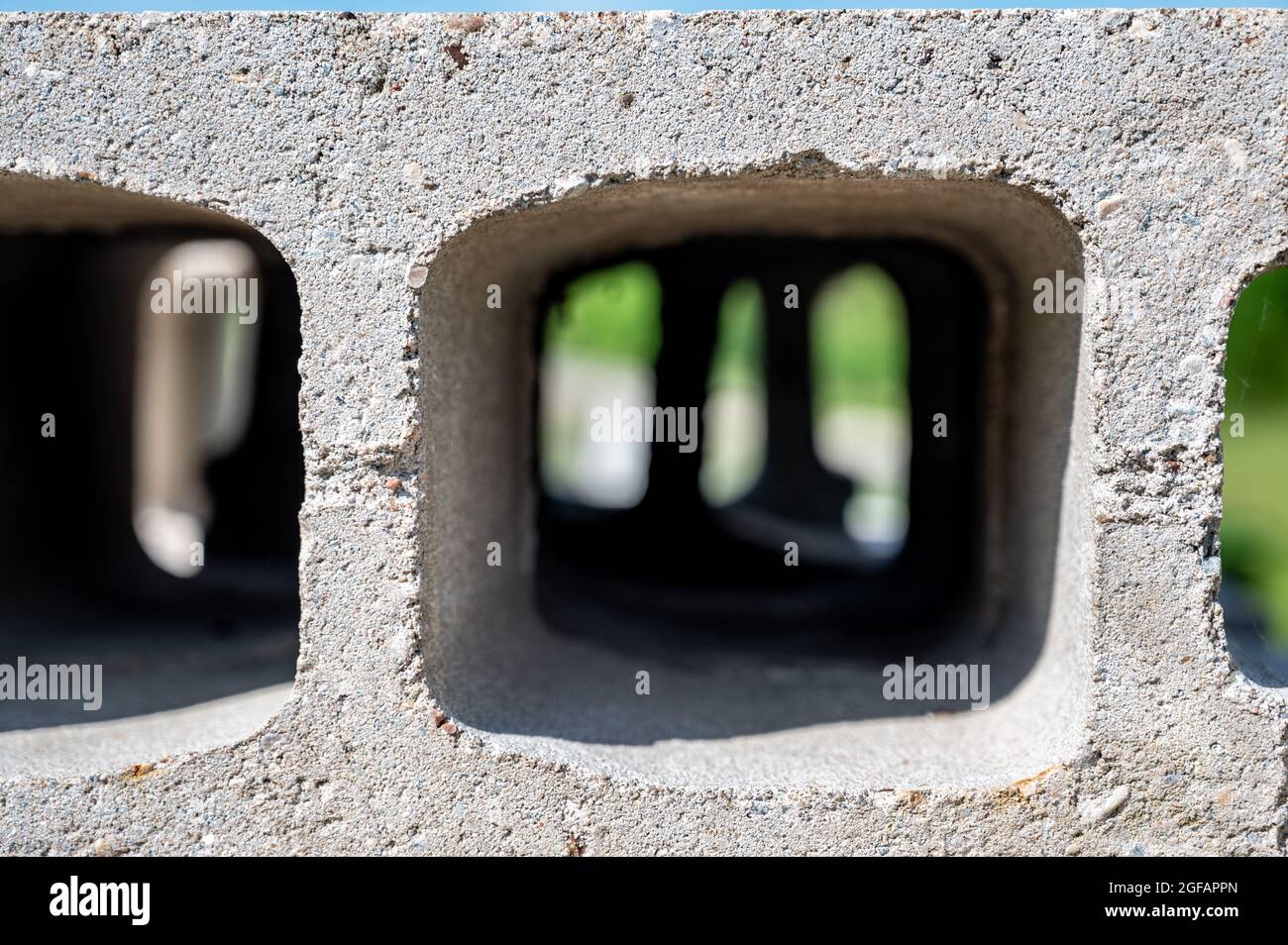 blocchi di scorie impilati che si posano in modo che l'altro lato sia visibile attraverso la griglia Foto Stock