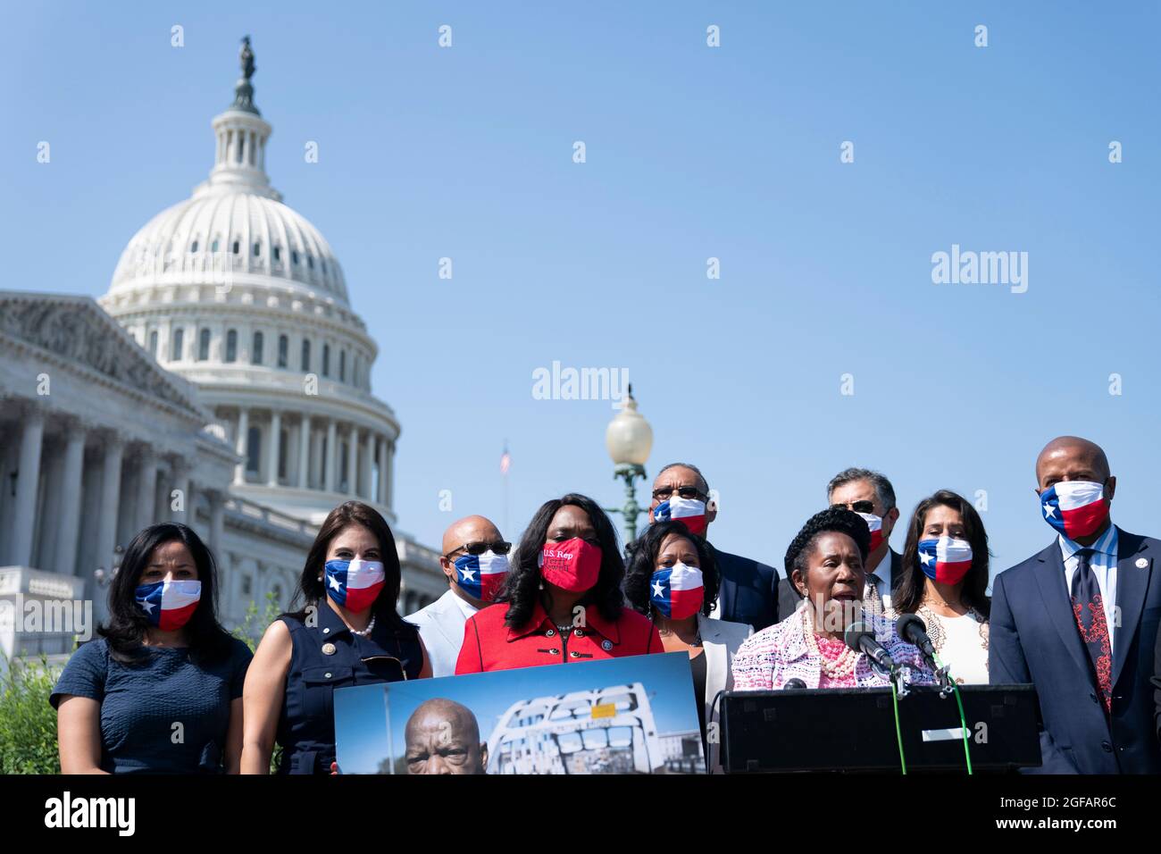 Washington, Stati Uniti d'America. 24 agosto 2021. Il rappresentante degli Stati Uniti Sheila Jackson Lee (democratico del Texas), parla ai giornalisti come la Camera discute il John Lewis Voting Rights Act al di fuori del Campidoglio degli Stati Uniti martedì 24 agosto 2021 a Washington, DC credito: Alex Edelman/CNP/Sipa USA credito: Sipa USA/Alamy Live News Foto Stock