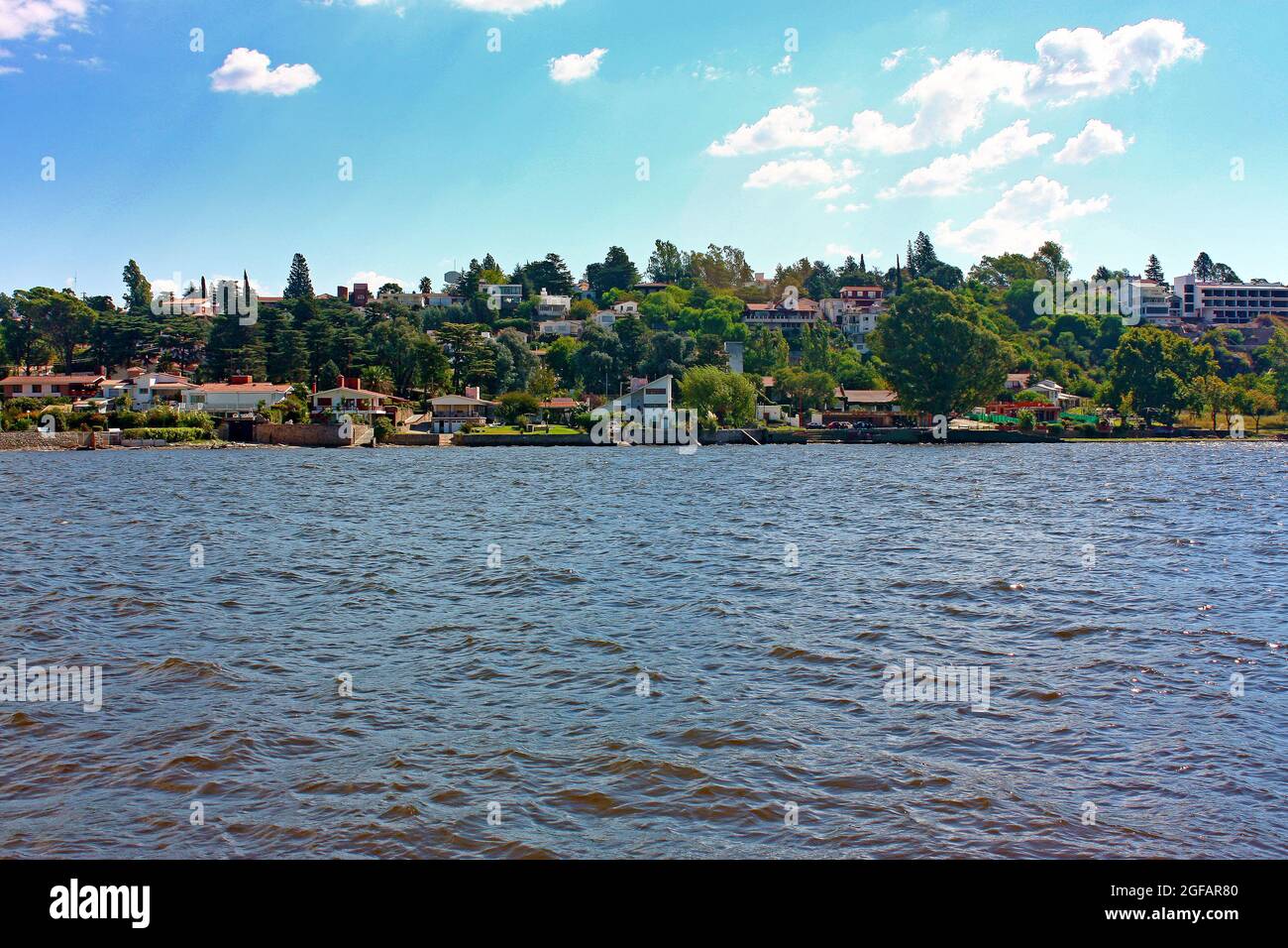 VILLA CARLOS PAZ, CORDOBA, ARGENTINA. Splendida vista sulla zona residenziale della città con il Lago San Roque in primo piano. Foto Stock