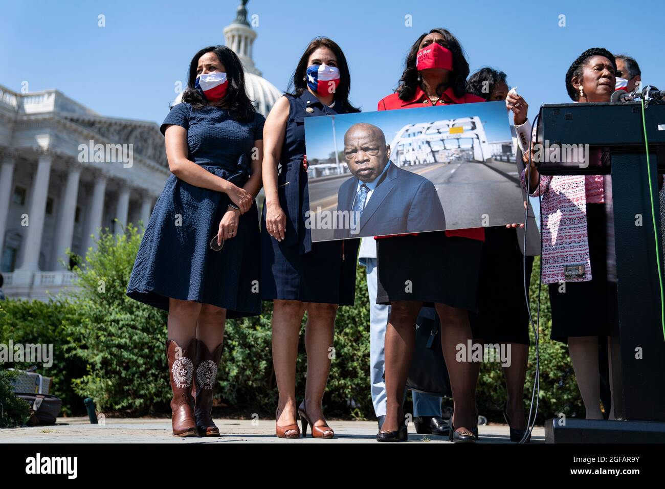 Washington, Stati Uniti d'America. 24 agosto 2021. Il rappresentante della Camera degli Stati Uniti Terri Sewell (democratico dell'Alabama) tiene un manifesto del compianto congressuale John Lewis, democratico della Georgia, mentre il rappresentante degli Stati Uniti Sheila Jackson Lee (democratico del Texas), parla ai giornalisti mentre la Camera discute il John Lewis voting Rights Act al di fuori del Campidoglio degli Stati Uniti martedì, 24 agosto 2021 a Washington, DC Credit: Alex Edelman/CNP/Sipa USA Credit: Sipa USA/Alamy Live News Foto Stock