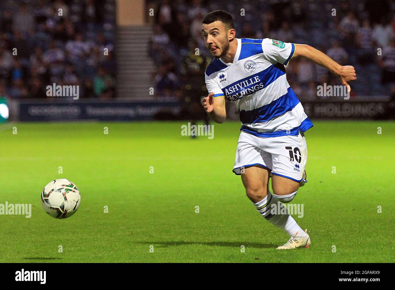 Londra, Regno Unito. 24 agosto 2021. Ilias Chair of Queens Park Rangers in azione durante il gioco. Carabao Cup, seconda partita, Queens Park Rangers / Oxford Utd presso il Kiyan Prince Foundation Stadium, Loftus Road a Londra martedì 24 agosto 2021. Questa immagine può essere utilizzata solo per scopi editoriali. Solo per uso editoriale, licenza richiesta per uso commerciale. Nessun uso in scommesse, giochi o un singolo club/campionato/player pubblicazioni. pic di Steffan Bowen/Andrew Orchard sport fotografia/Alamy Live news credito: Andrew Orchard sport fotografia/Alamy Live News Foto Stock