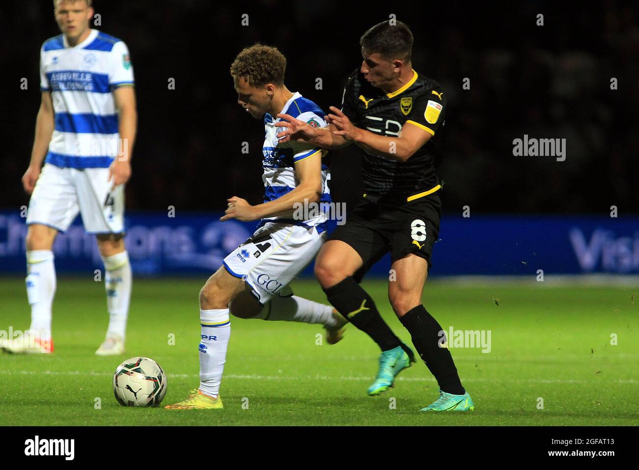 Londra, Regno Unito. 24 agosto 2021. Stephen Duke-McKenna di Queens Park Rangers (L) detiene Cameron Brannagan di Oxford United (R). Carabao Cup, seconda partita, Queens Park Rangers / Oxford Utd presso il Kiyan Prince Foundation Stadium, Loftus Road a Londra martedì 24 agosto 2021. Questa immagine può essere utilizzata solo per scopi editoriali. Solo per uso editoriale, licenza richiesta per uso commerciale. Nessun uso in scommesse, giochi o un singolo club/campionato/player pubblicazioni. pic di Steffan Bowen/Andrew Orchard sport fotografia/Alamy Live news credito: Andrew Orchard sport fotografia/Alamy Live News Foto Stock