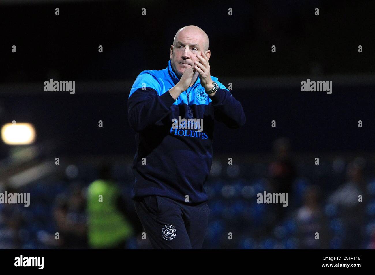 Londra, Regno Unito. 24 agosto 2021. Il direttore dei Queens Park Rangers Mark Warburton aggancia il supporto domestico dopo la partita. Carabao Cup, seconda partita, Queens Park Rangers / Oxford Utd presso il Kiyan Prince Foundation Stadium, Loftus Road a Londra martedì 24 agosto 2021. Questa immagine può essere utilizzata solo per scopi editoriali. Solo per uso editoriale, licenza richiesta per uso commerciale. Nessun uso in scommesse, giochi o un singolo club/campionato/player pubblicazioni. pic di Steffan Bowen/Andrew Orchard sport fotografia/Alamy Live news credito: Andrew Orchard sport fotografia/Alamy Live News Foto Stock