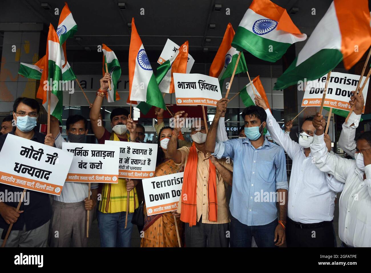 NEW DELHI, INDIA - 24 AGOSTO: La comunità Sikh riceve swaroop di Shri Guru Granth Sahib Maharaj portato dall'Afghanistan, insieme ai membri afghani Sikh all'aeroporto IGI Terminal 3 il 24 agosto 2021 a New Delhi, India. Il ministro dell'Unione Hardeep Singh Puri, il ministro degli Affari esteri V Muraleedharan e il capo senior del partito Bharatiya Janata RP Singh hanno ricevuto tre Swaroops dello Sri Guru Granth Sahib che sono stati portati da Kabul insieme agli sfollati all'aeroporto di Delhi martedì. (Foto di Sanjeev Verma/Hindustan Times/Sipa USA) Foto Stock