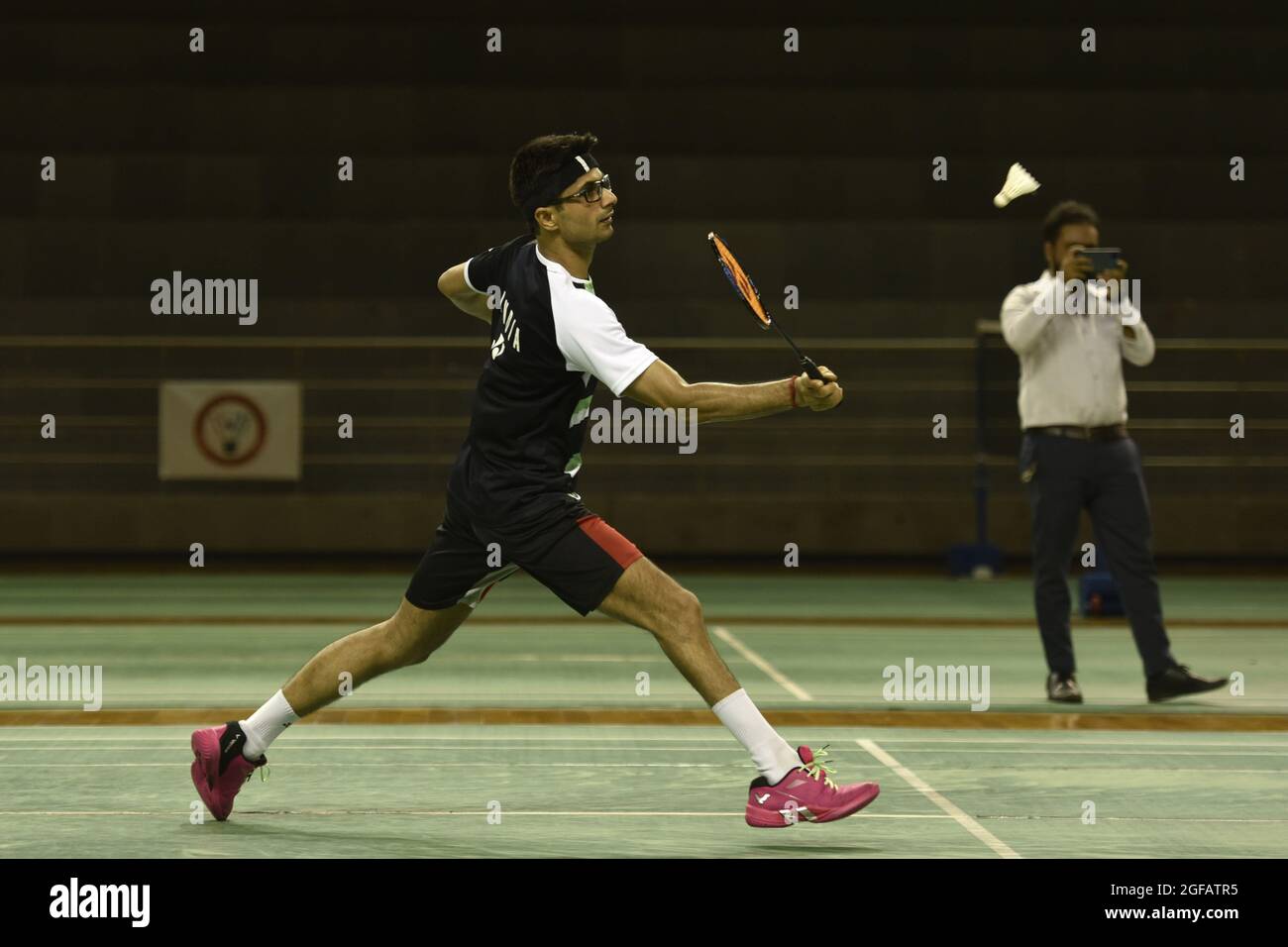 Noida, India. 20 ago 2021. GREATER NOIDA, INDIA - 20 AGOSTO: Guatam Budh Nagar Magistrate e il giocatore di para-badminton Suhas Lalinakere Yathiraj gioca un colpo durante la pratica in uno stadio, il 20 agosto 2021 a Greater Noida, India. IAS Suhas LY, attualmente il numero due del mondo rappresenterà l'India nei singoli uomini SL4 ai Giochi Paralimpici di Tokyo. Il GB Nagar DM è 2018 Asian Para Games medaglia di bronzo e 2016 Asian Championships medaglia d'oro nello sport. (Foto di Sunil Ghosh/Hindustan Times/Sipa USA) Credit: Sipa USA/Alamy Live News Foto Stock