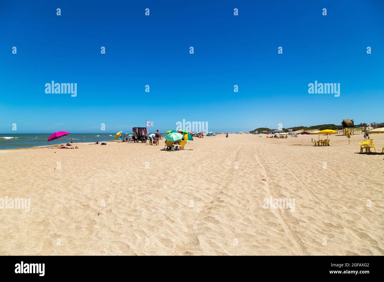 CARILO, BUENOS AIRES, ARGENTINA. Le persone che si godono la spiaggia in una giornata di sole d'estate sulla costa sud atlantica. Foto Stock