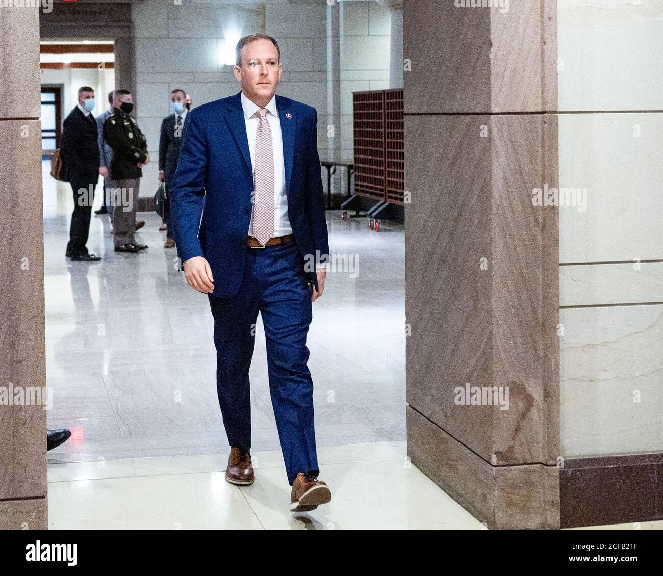 Washington, Stati Uniti. 24 agosto 2021. Il rappresentante degli Stati Uniti Lee Zeldin (R-NY) ha visto camminare al Campidoglio. Credit: SOPA Images Limited/Alamy Live News Foto Stock