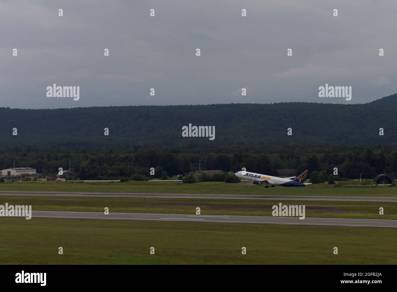 Un aereo Atlas Air decade dalla Ramstein Air base, Germania durante l'operazione Allees Refuge 24 agosto 2021. Ramstein, un luogo di transito per gli evacuati dall'Afghanistan, ha fornito alloggio temporaneo, cibo, servizi medici e cure mentre aspettavano il trasporto negli Stati Uniti. Quasi 48 ore dopo l'inizio dell'operazione, più di 7,000 sfollati sono sbarcati a Ramstein. (STATI UNITI Air Force foto di Airman 1a classe Madelyn Keech) Foto Stock