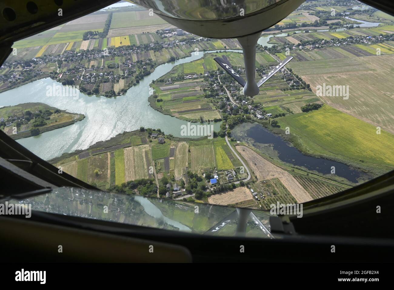 Un aereo della U.S. Air Force KC-135 Stratotanker assegnato alla 100th Air Refuging Wing, Royal Air Force Mildenhall, Inghilterra, vola sulla campagna Ucraina prima di condurre un volo per commemorare il 30 ° anniversario dell'indipendenza Ucraina Agosto, 24, 2021. Gli Stati Uniti sono impegnati a favore della sovranità e dell'integrità territoriale ucraini. (STATI UNITI Air Force foto di Senior Airman Joseph Barron) Foto Stock