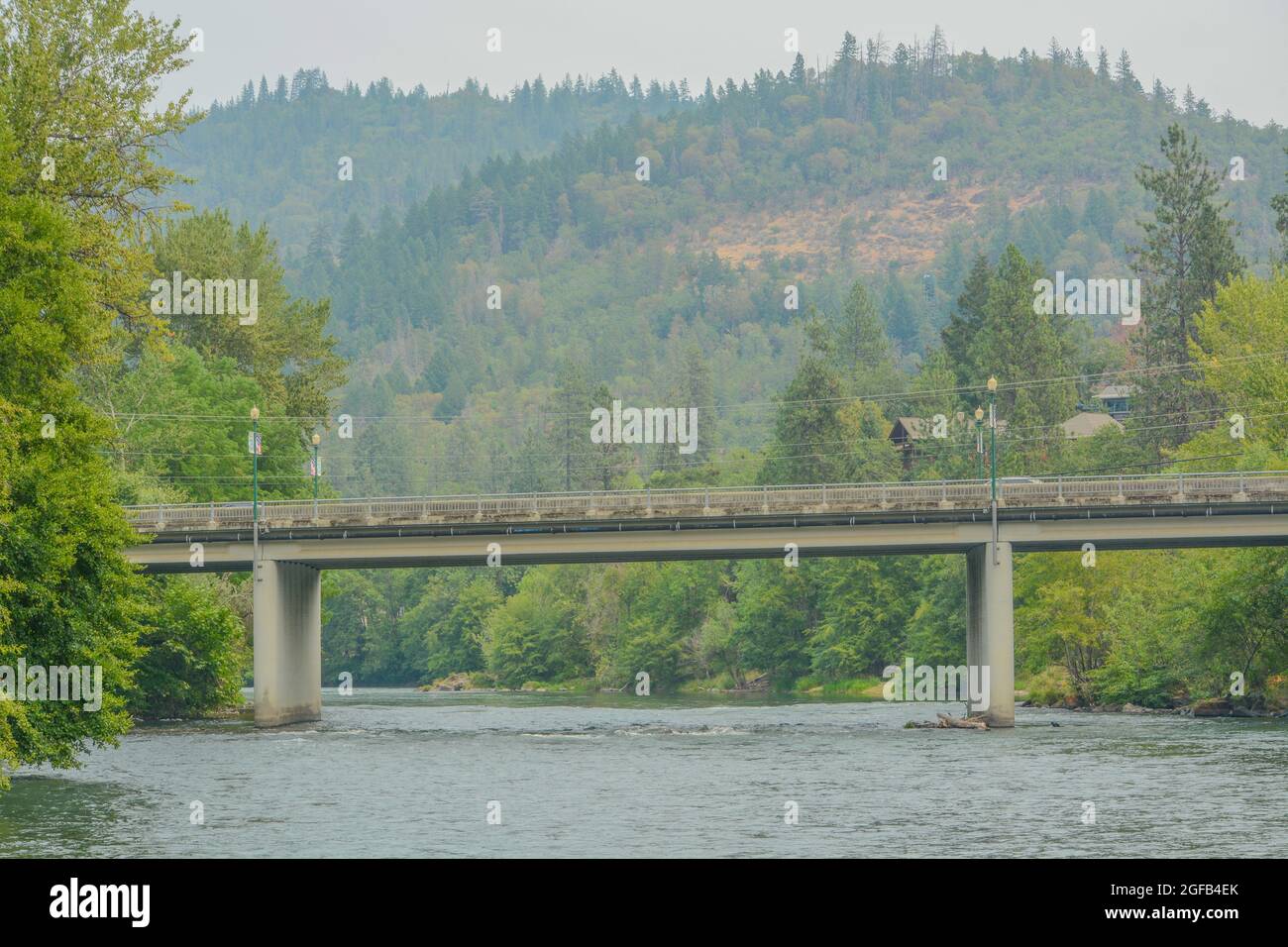 Il fiume Rogue scorre sotto un ponte presso Shady Cove nella contea di Jackson, Oregon Foto Stock