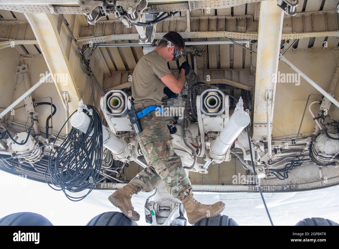 Airman First Class Bryson Hill, 60esimo tecnico di manutenzione di aeromobili Squadron C-5 strumento integrato e controllo di volo, fornisce assistenza al puntone di atterraggio sul gancio di un C-5M Super Galaxy 21 agosto 2021, presso la base aerea Travis Air Force base, California. L'aeromobile ha trasportato personale e attrezzature a sostegno dello sforzo di evacuazione dell'Afghanistan. L'aviazione militare statunitense, a sostegno del Dipartimento della Difesa, ha spostato le forze in teatro per facilitare la partenza e il trasferimento in sicurezza dei cittadini statunitensi, dei beneficiari del visto speciale per l'immigrazione e delle popolazioni afghane vulnerabili provenienti dall'Afghanistan. (STATI UNITI Air Force foto b Foto Stock