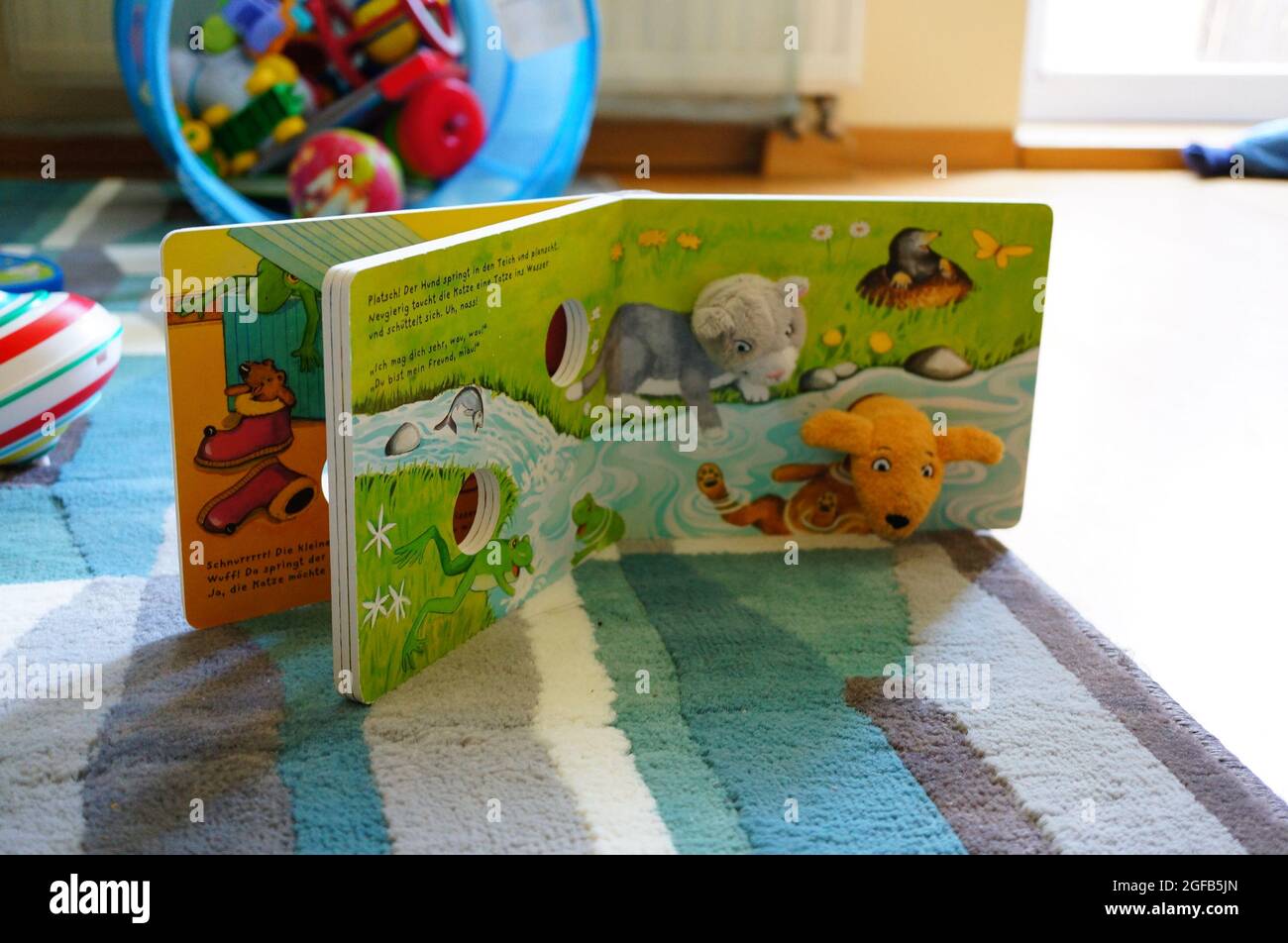 POZNAN, POLONIA - 23 apr 2015: Un libro aperto per bambini sugli animali su un tappeto nella stanza dei bambini Foto Stock