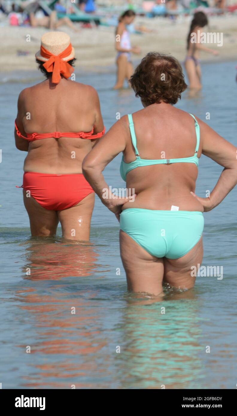 due vecchie signore camminano lungo la riva Foto Stock