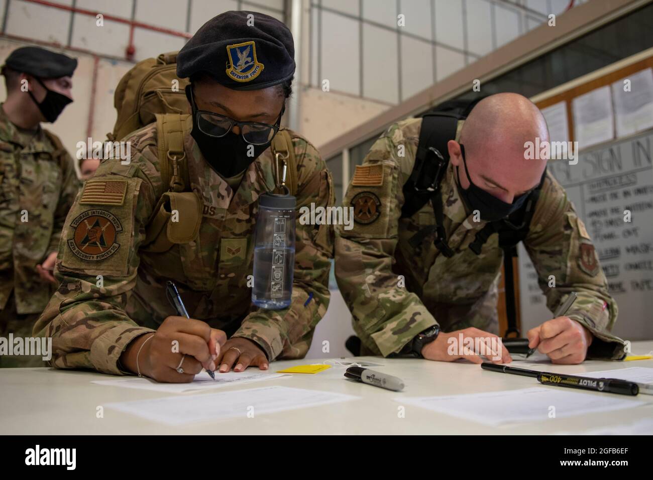 Forze aeree degli Stati Uniti 501st supporto di combattimento le forze di sicurezza dell'ala si preparano a dispiegare dalla Royal Air Force Mildenhall, Inghilterra, alla base aerea di Ramstein per fornire la sicurezza come parte dell'operazione Allees Refugee, 23 agosto 2021. La base aerea di Ramstein fornisce alloggi sicuri e temporanei per gli sfollati dall'Afghanistan come parte del Refuge Operation Allees durante le prossime settimane. L'operazione Allees Refuge sta facilitando l'evacuazione rapida e sicura dei cittadini degli Stati Uniti, dei richiedenti di visti speciali per immigrati e di altri afghani a rischio dall'Afghanistan. Gli sfollati riceveranno assistenza, come alloggio temporaneo, cibo, me Foto Stock